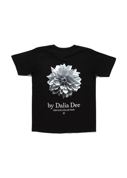 ダリアの花を中央にプリントした黒のTシャツ