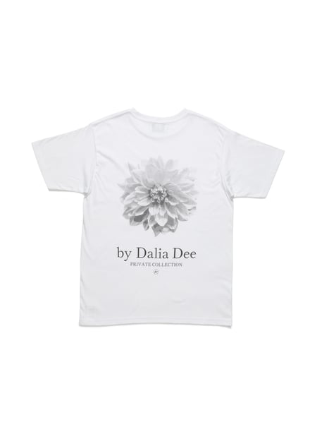 ダリアの花を中央にプリントした白のTシャツ