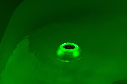 水に浮かぶ緑に光った球体状のガジェット