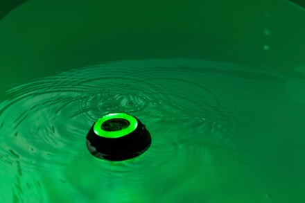 水に浮かぶ緑に光った球体状のガジェット