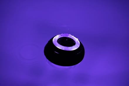 水に浮かぶ紫に光った球体状のガジェット