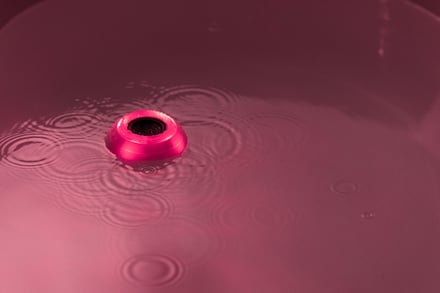 水に浮かぶ赤に光った球体状のガジェット