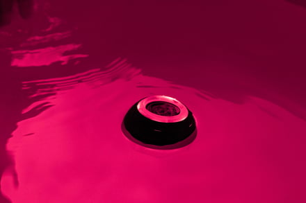 水に浮かぶ赤に光った球体状のガジェット