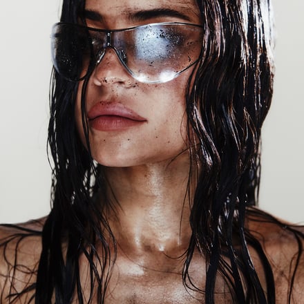 Acne Studiosのデニムアイテムを着たモデルのKylie Jenner