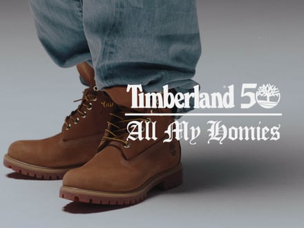 ティンバーブーツを履いた足と、「Timberland 50」「All My Homies」の文字