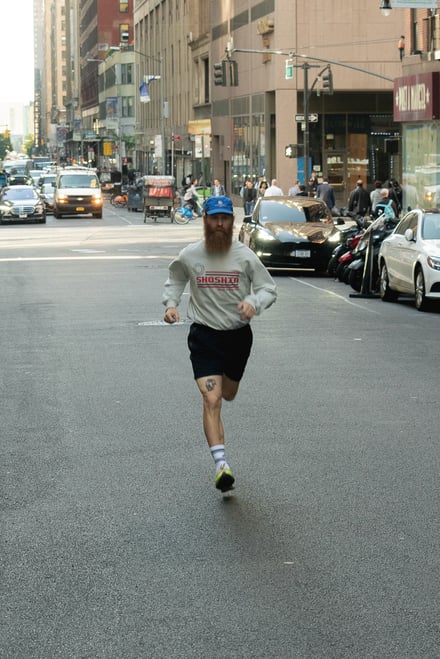 街中で走る男性