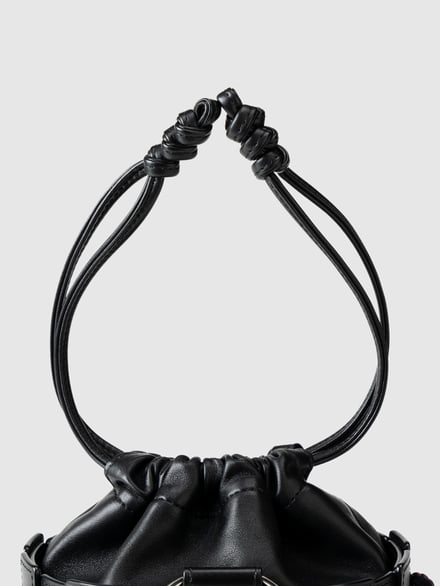 黒いバッグの紐