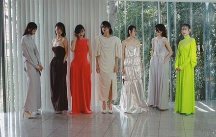 ドレスを着て窓を背景に立つ7人の女性モデル