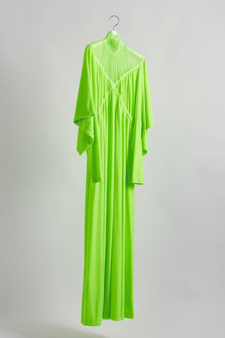 ネオングリーンのドレス
