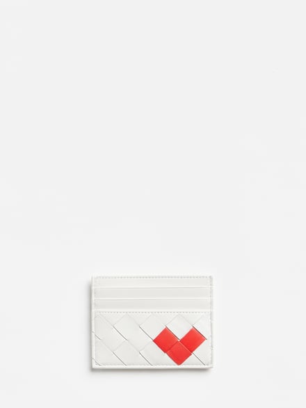 小さいハートをあしらった白いカードケース