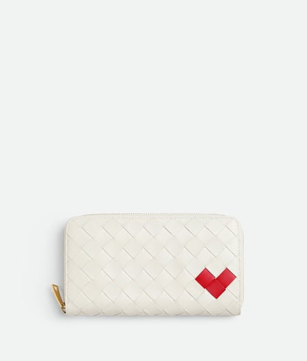 小さいハートをあしらった白い財布