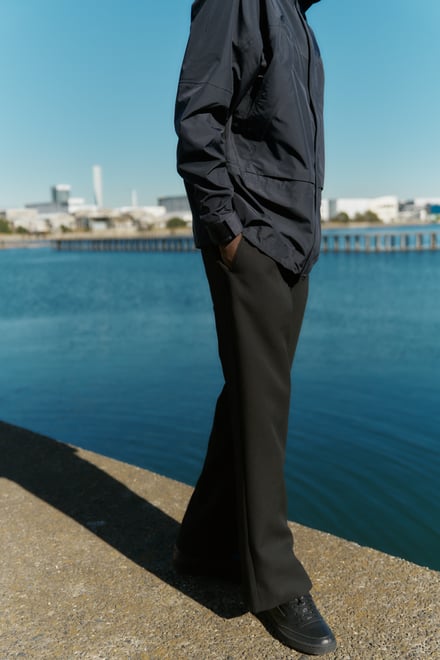 黒いマウンテンパーカを着た男性モデル