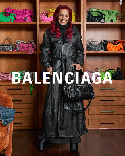バレンシアガのバッグが陳列された棚の前に立つ女性モデル