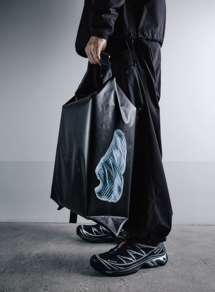 サロモンのバッグとスニーカーの着用画像