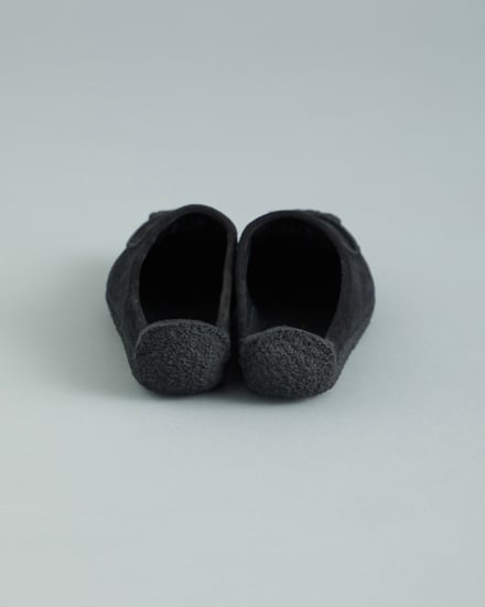 灰色の背景、ブラックの靴