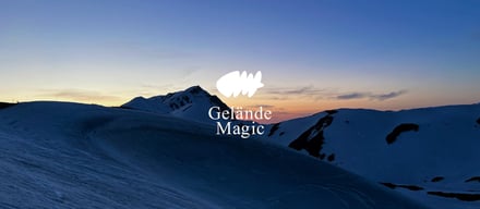 雪山の写真とゲレンデマジックのロゴ