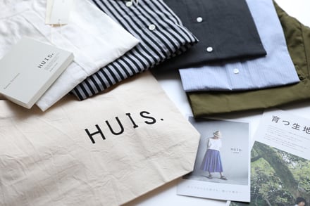 HUIS.のロゴが印刷された服