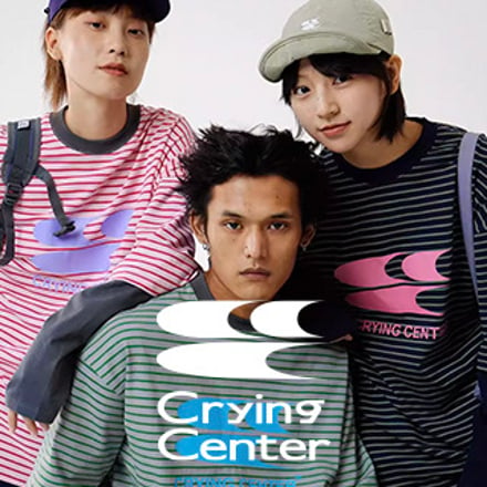 三人の男女のモデル、画像中央に白色のCrying Centerのロゴ