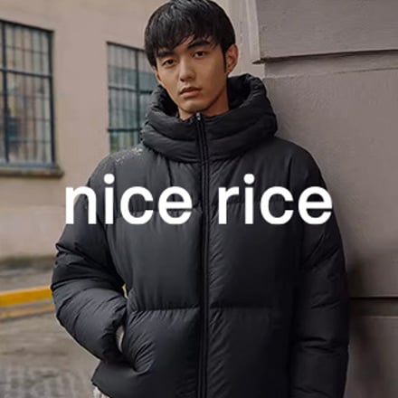 黒いアウターを着た男、画像中央にnice riceのロゴ