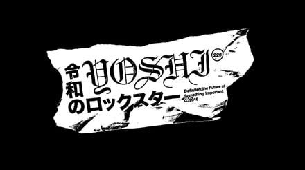 「「令和のロックスター YOSHI」のロゴ