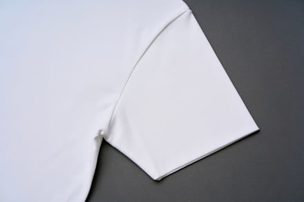 白Tシャツ専門店「#FFFFFFT」のジャケットのためのドレスTシャツのビジュアル
