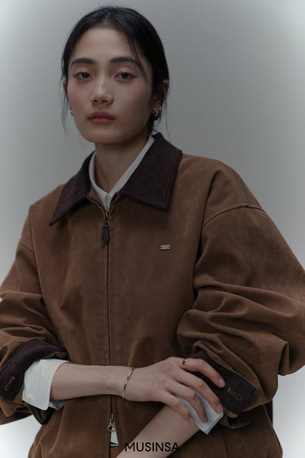 ブラウンのジャケットを着た女性モデル