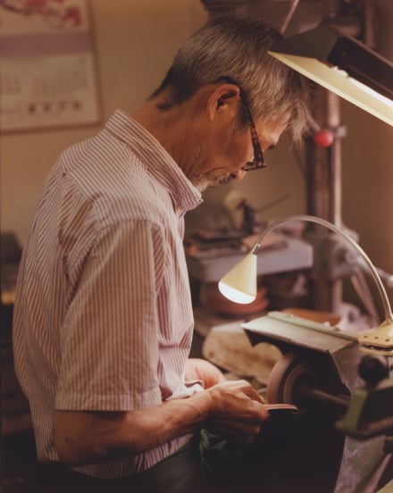 アトリエで靴を製作する男性職人
