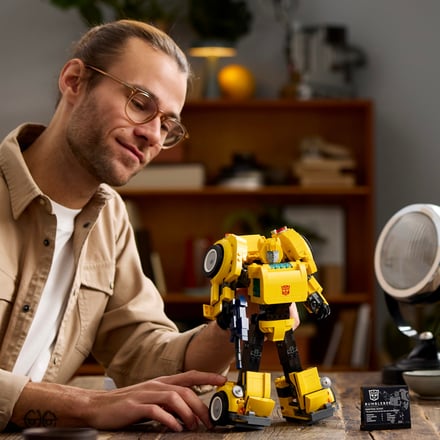 “大人向けレゴ”新作、トランスフォーマーの正義のロボット「バンブルビー」