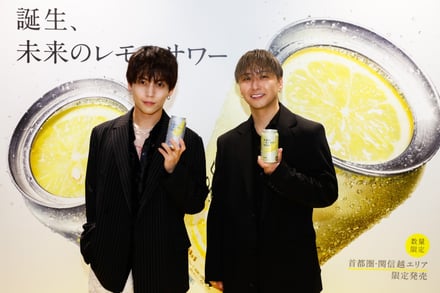 「未来のレモンサワー」イベントに来場したDa-iCE 岩岡徹（左）と大野雄大（右）