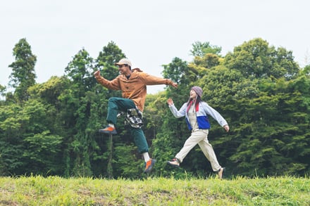 スニーカーを履いてスキップする男女