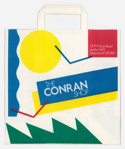 ザ・コンランショップの紙袋、1980年代、デザイン・ミュージアム／テレンス・コンラン・アーカイヴ蔵