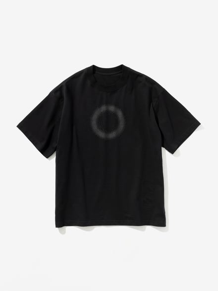 白い円をプリントした黒いTシャツ