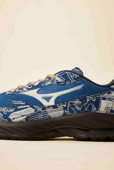 MIZUNOが徳島発の藍染集団「BUAISOU」とコラボレーションしたシューズ