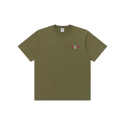 カーキのTシャツ