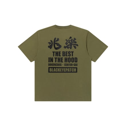 カーキのTシャツ