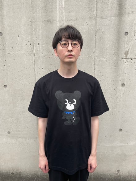 藤原ヒロシがデザインしたTシャツの着用画像