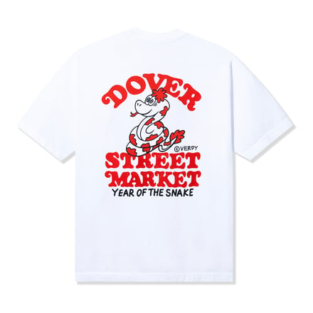 VERDYが描いた蛇と「YEAR OF THE SNAKE（巳年）」の文字がバックプリントにあしらわれたTシャツ