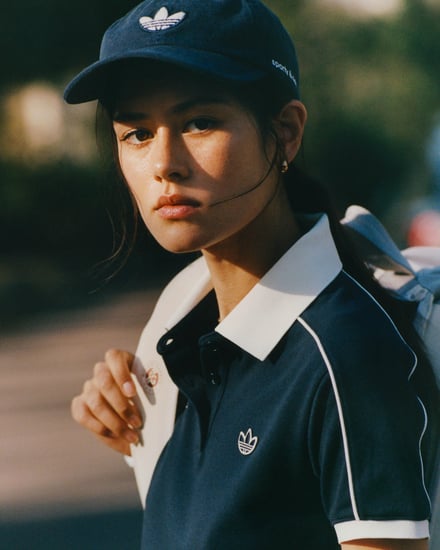 テニスをする女性