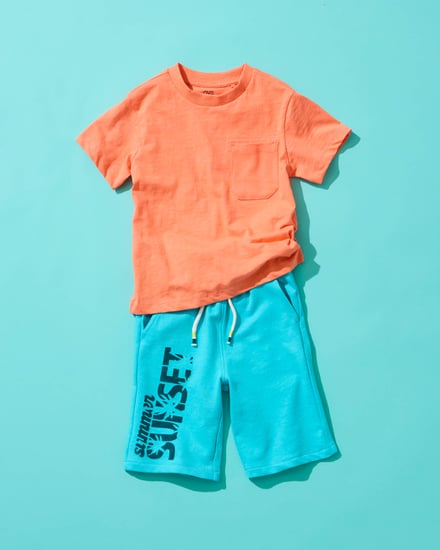 オレンジのTシャツのブルーのショーツ