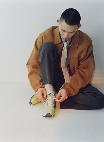 ニューバランスとオーラリーがコラボして発売するスニーカー「AURALEE × New Balance 475」