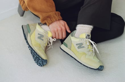 ニューバランスとオーラリーがコラボして発売するスニーカー「AURALEE × New Balance 475」