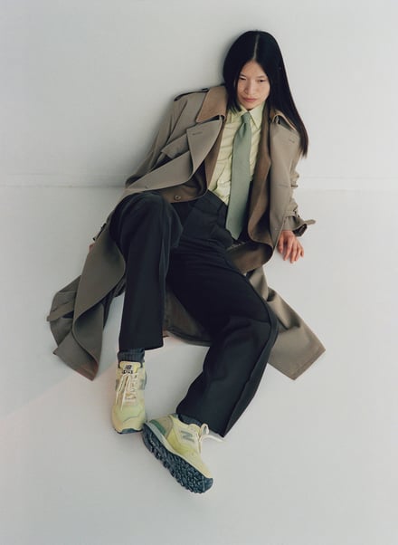 ニューバランスとオーラリーがコラボして発売するスニーカー「AURALEE × New Balance 475」