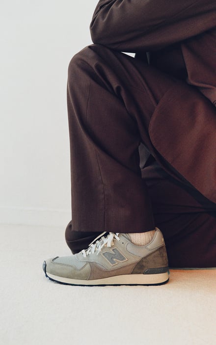ニューバランスとオーラリーがコラボして発売するスニーカー「AURALEE × New Balance 475」