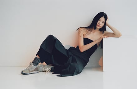 ニューバランスとオーラリーがコラボして発売するスニーカー「AURALEE × New Balance 475」