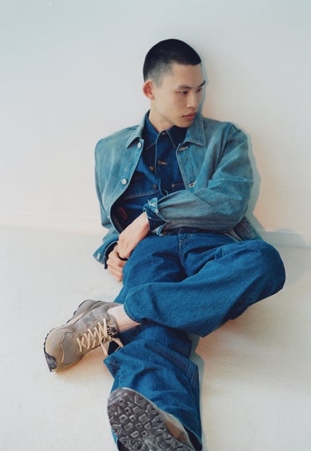 ニューバランスとオーラリーがコラボして発売するスニーカー「AURALEE × New Balance 475」