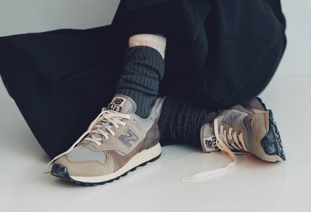 ニューバランスとオーラリーがコラボして発売するスニーカー「AURALEE × New Balance 475」