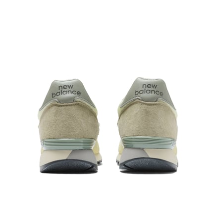 ニューバランスとオーラリーがコラボして発売するスニーカー「AURALEE × New Balance 475」
