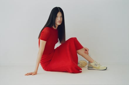 ニューバランスとオーラリーがコラボして発売するスニーカー「AURALEE × New Balance 475」