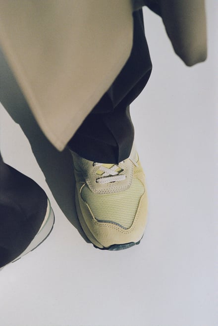 ニューバランスとオーラリーがコラボして発売するスニーカー「AURALEE × New Balance 475」