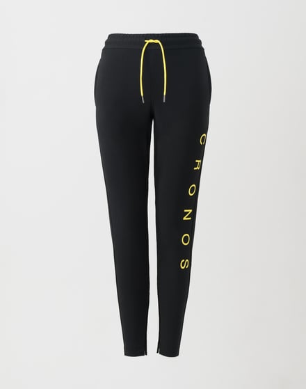 ブラックのパンツ